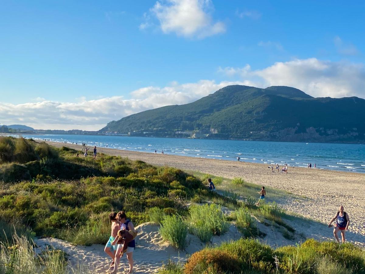 Piso Primera Linea De Playa Laredo Kültér fotó
